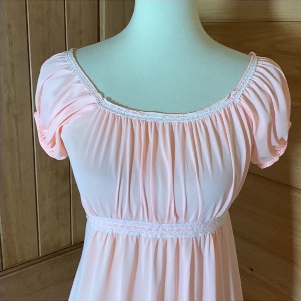 Vintage peach nylon nightgown with puff sleeves Size Medium - Picture 3 of 9